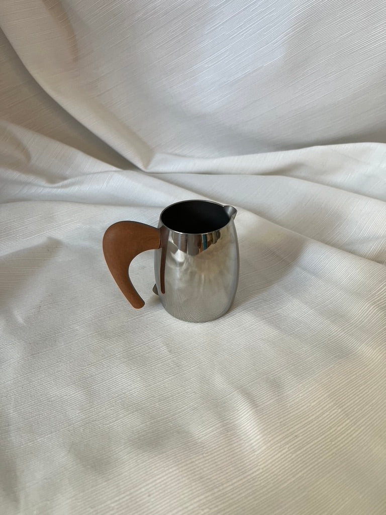 Lattiera Chicca lucida con manico in legno