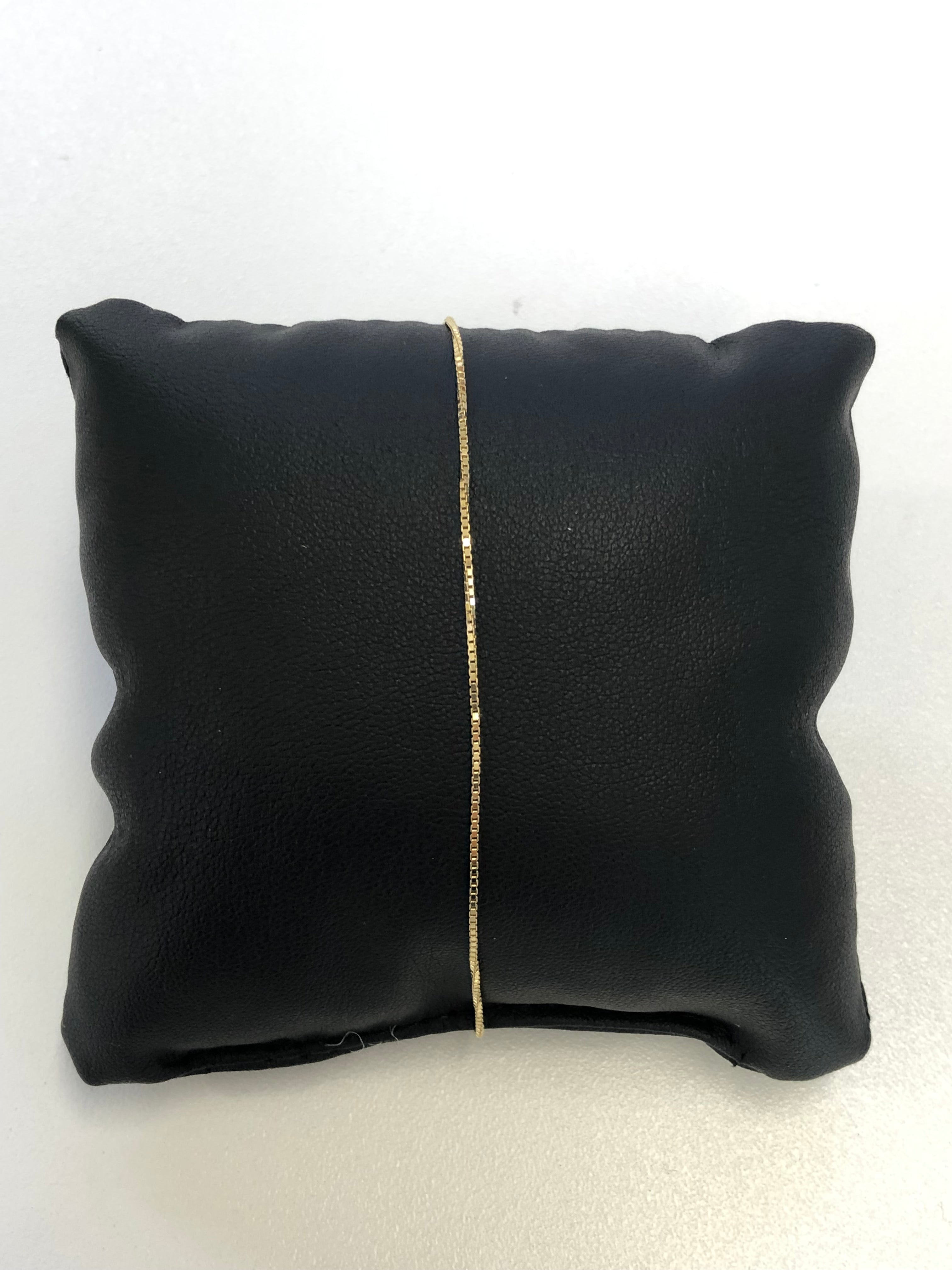 Bracciale in oro giallo saldato al polso in catena veneziana spessa